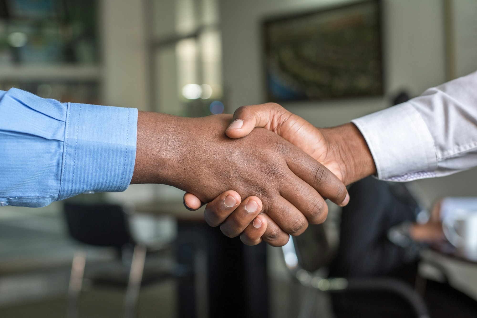 Profissionais em reunião comercial