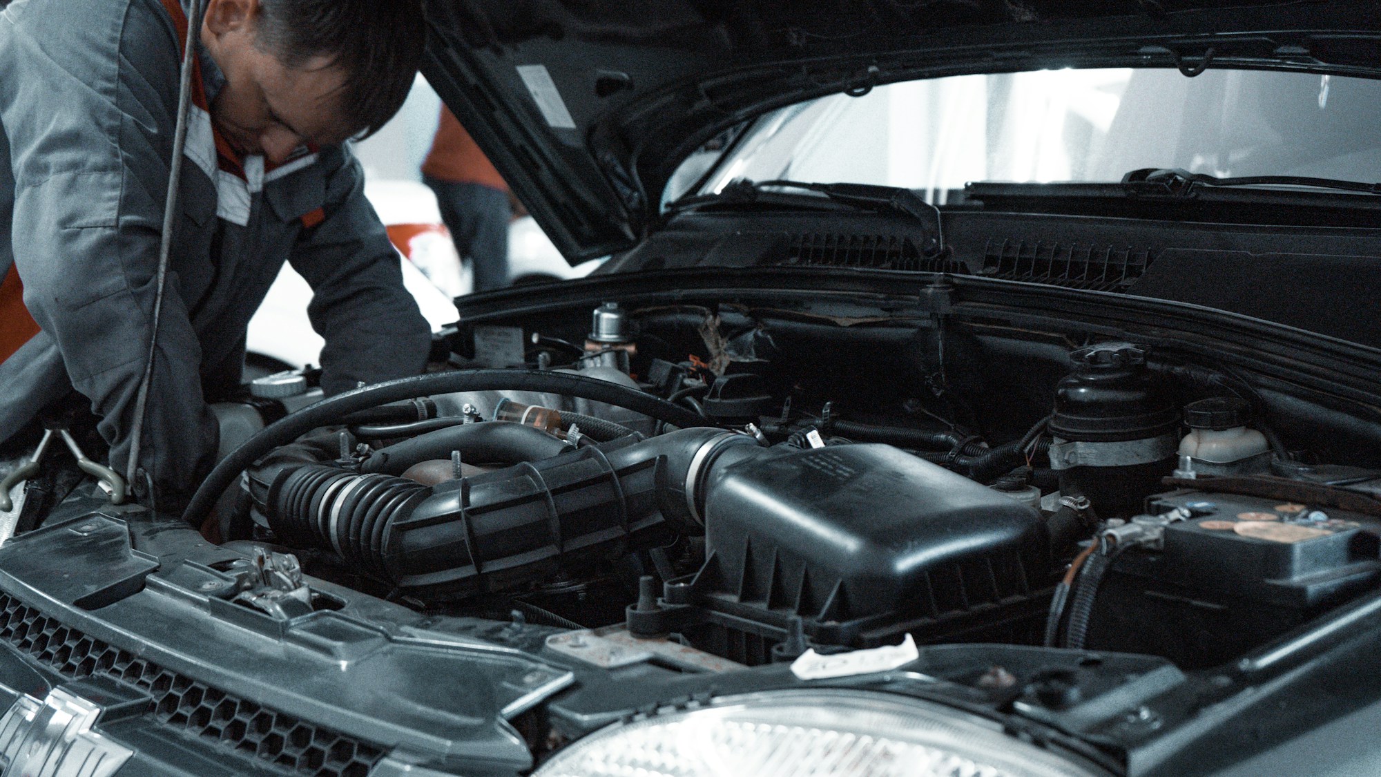 Profissional realizando manutenção automotiva