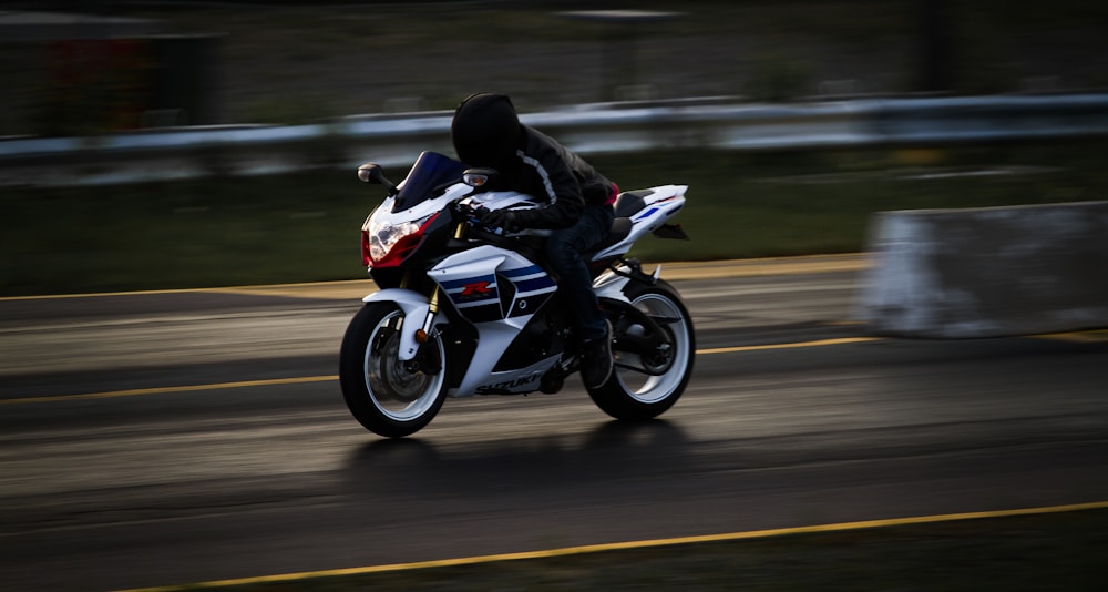 Motociclista em estrada