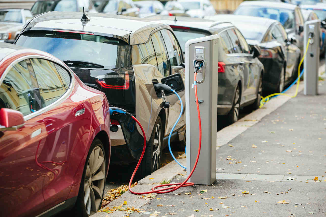 Seguro de carro elétrico ainda é mais caro? Confira valores de modelos movidos a bateria e a combustão